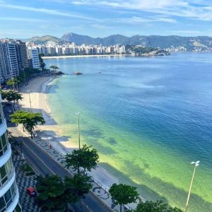 Águas cristalinas nas praias de Niterói